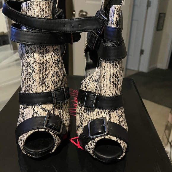 Anne Michelle size 8 Black and snake skin open toe pump - Picture 2 of 5